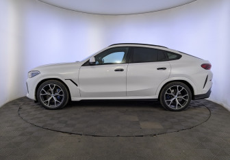 Подержанный автомобиль BMW X6 2022 года (8 фото)