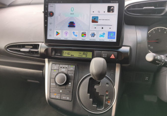 Подержанный автомобиль Toyota Wish Minivan 2015 года (14 фото)