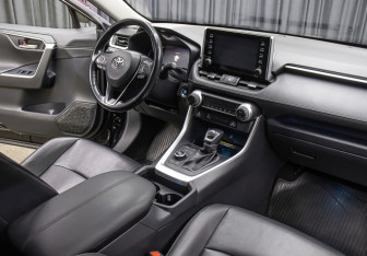 Подержанный автомобиль Toyota RAV4 2020 года (11 фото)