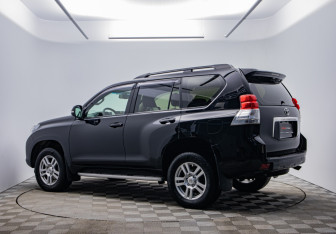 Подержанный автомобиль Toyota Land Cruiser Prado 2013 года (7 фото)