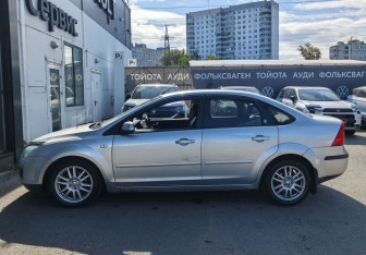 Подержанный автомобиль Ford Focus Sedan 2005 года (8 фото)