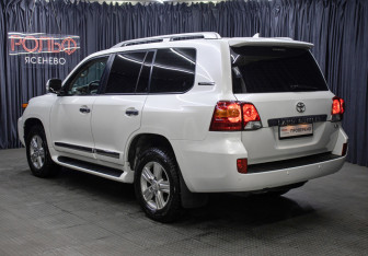 Подержанный автомобиль Toyota Land Cruiser Suv 2015 года (7 фото)