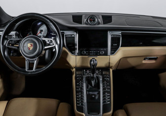 Подержанный автомобиль Porsche Macan 2017 года (12 фото)