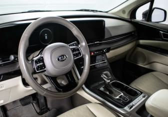 Подержанный автомобиль Kia Carnival 2021 года (15 фото)