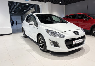 Подержанный автомобиль Peugeot 308 Hatchback 2011 года (3 фото)