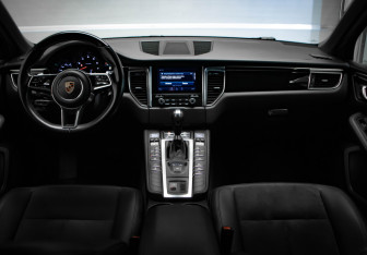 Подержанный автомобиль Porsche Macan 2017 года (8 фото)