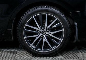 Подержанный автомобиль Toyota Camry Sedan 2021 года (8 фото)