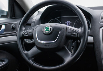 Подержанный автомобиль Skoda Octavia Liftback 2010 года (14 фото)