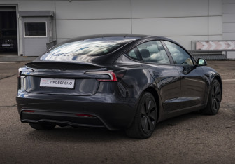 Подержанный автомобиль Tesla Model 3 2025 года (5 фото)