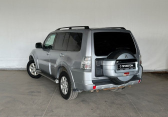 Подержанный автомобиль Mitsubishi Pajero 2011 года (6 фото)