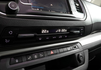 Подержанный автомобиль Peugeot Traveller 2020 года (20 фото)