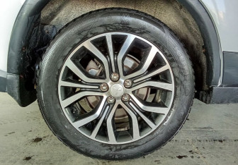 Подержанный автомобиль Mitsubishi Outlander 2017 года (18 фото)