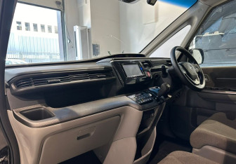 Подержанный автомобиль Honda Stepwgn 2017 года (12 фото)