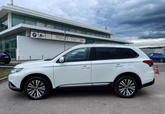 Подержанный автомобиль Mitsubishi Outlander 2019 года (8 фото)