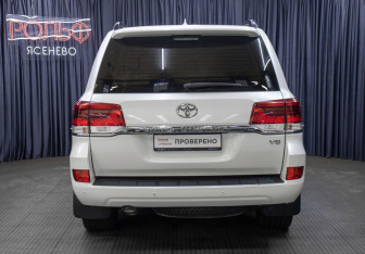 Подержанный автомобиль Toyota Land Cruiser Suv 2020 года (6 фото)