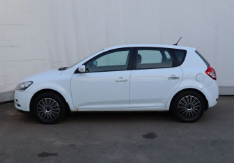Подержанный автомобиль Kia Ceed Hatchback 2011 года (8 фото)