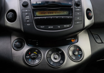 Подержанный автомобиль Toyota RAV4 2012 года (15 фото)