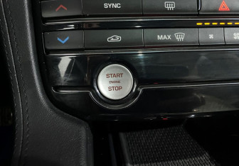 Подержанный автомобиль Jaguar F-Pace 2019 года (17 фото)