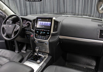 Подержанный автомобиль Toyota Land Cruiser Suv 2019 года (11 фото)