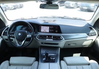 Подержанный автомобиль BMW X5 2020 года (12 фото)