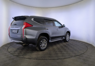 Подержанный автомобиль Mitsubishi Pajero Sport 2018 года (5 фото)