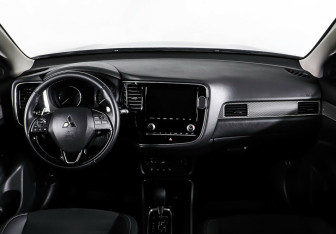 Подержанный автомобиль Mitsubishi Outlander 2022 года (10 фото)