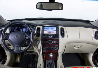 Подержанный автомобиль Infiniti QX50 2016 года (10 фото)