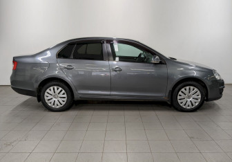 Подержанный автомобиль Volkswagen Jetta Sedan 2010 года (4 фото)