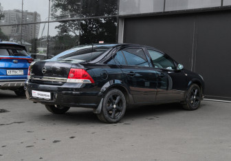 Подержанный автомобиль Opel Astra Sedan 2010 года (4 фото)