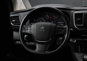 Подержанный автомобиль Peugeot Traveller 2021 года (14 фото)