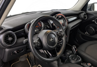 Подержанный автомобиль MINI Hatch 2020 года (15 фото)