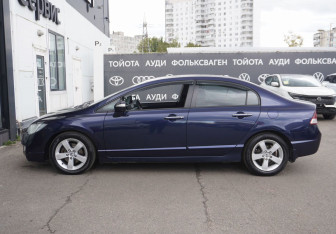 Подержанный автомобиль Honda Civic Sedan 2008 года (8 фото)