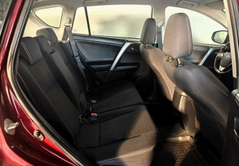 Подержанный автомобиль Toyota RAV4 2016 года (10 фото)