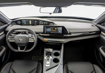 Подержанный автомобиль Changan UNI-V 2023 года (14 фото)