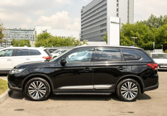 Подержанный автомобиль Mitsubishi Outlander 2021 года (6 фото)