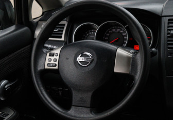 Подержанный автомобиль Nissan Tiida Hatchback 2012 года (11 фото)