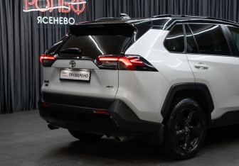 Подержанный автомобиль Toyota RAV4 2021 года (22 фото)