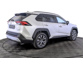 Подержанный автомобиль Toyota RAV4 2024 года (5 фото)