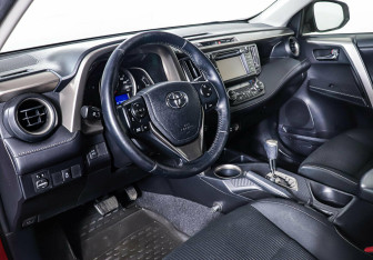 Подержанный автомобиль Toyota RAV4 2013 года (11 фото)