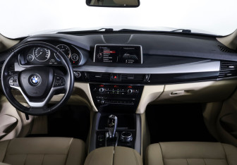 Подержанный автомобиль BMW X5 2014 года (12 фото)