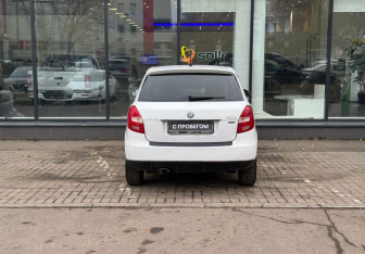 Подержанный автомобиль Skoda Fabia Hatchback 2012 года (7 фото)