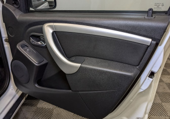 Подержанный автомобиль Nissan Terrano 2015 года (23 фото)