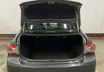 Подержанный автомобиль Toyota Corolla Sedan 2011 года (10 фото)