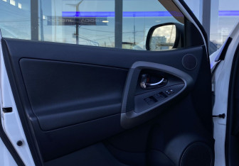 Подержанный автомобиль Toyota RAV4 2012 года (18 фото)