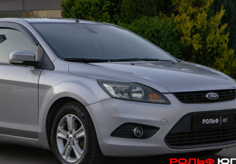 Подержанный автомобиль Ford Focus Hatchback 2010 года (13 фото)