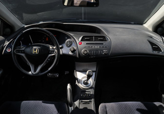 Подержанный автомобиль Honda Civic Hatchback 2007 года (9 фото)