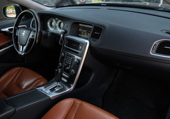 Подержанный автомобиль Volvo S60 2012 года (7 фото)
