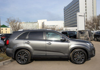 Подержанный автомобиль Kia Sorento 2016 года (3 фото)