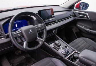 Подержанный автомобиль Mitsubishi Outlander 2022 года (9 фото)