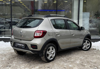 Подержанный автомобиль Renault Sandero 2018 года (8 фото)